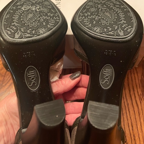 SOFFT leather T-strap booties taupe 10M w/ beautiful black heel. SHARP & sexy. - Picture 6 of 8